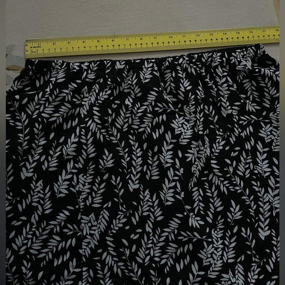 Large Black and off-white skirt in a leaf and berry pattern - Picture 6 of 7